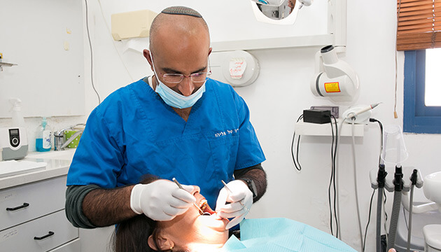 מחיר השתלת שיניים תלוי ברופא