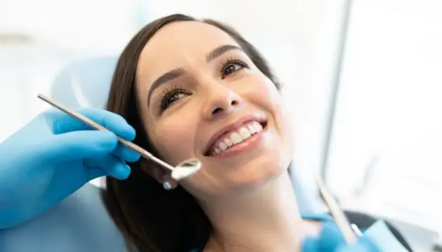 מטופלת אחרי טיפול הסרת אבנית בשיניים