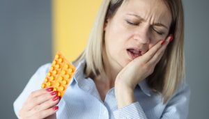 הקלה בכאבי שיני בינה בעזרת תרופות